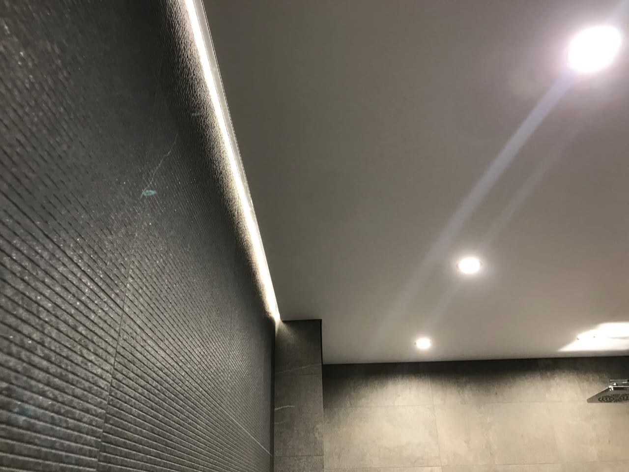 Verlichting langs de muur